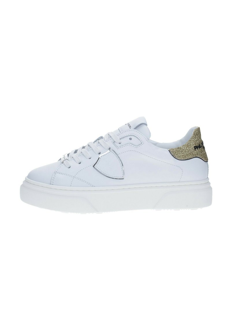 Sneaker in pelle bianca con punta tonda, suola piatta in gomma bianca e dettaglio glitter dorato sul tallone. Presenta un classico design con lacci.