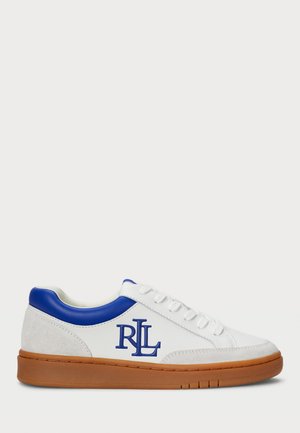 Witte lage sneaker met blauwe hielkraag en "RLL"-logo, bruine rubberen zool en witte veters op een effen achtergrond.