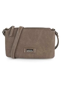 Bolso cruzado de imitación piel marrón con cierre de cremallera, acentos de costura blanca y una placa de marca plateada en la parte frontal. Incluye una correa ajustable.