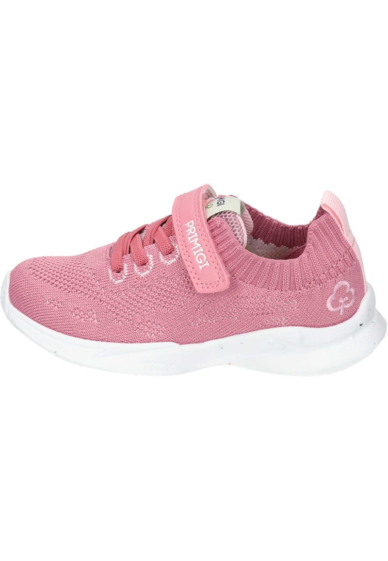 Zapatilla textil rosa con parte superior de punto, cierre de cordones en la parte delantera y tira de velcro. Suela de goma blanca y detalle de logo en el costado.