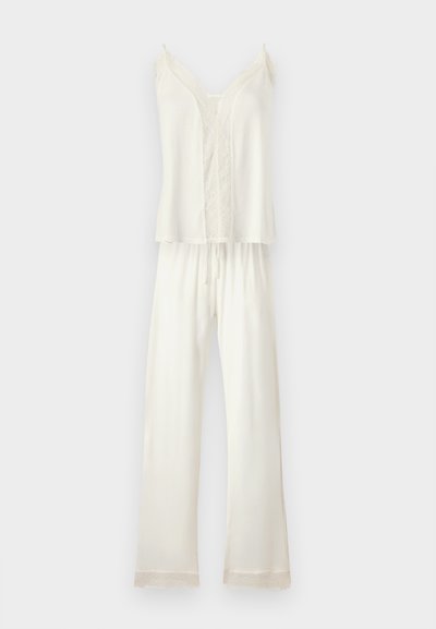 Ensemble pyjama en satin blanc deux pièces avec bordure en dentelle, comprenant un haut caraco sans manches et un pantalon à jambes larges avec ceinture élastique.