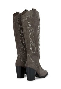Graue Wildleder kniehohe Stiefel mit silbernen, genagelten Flammenmotiven und einem gestapelten schwarzen Absatz. Verfügt über eine Zuglasche an der Oberseite für ein einfaches Anziehen.