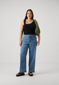 Vero Moda Curve VMKATHY LOOSE WIDE FOLD DOWN - Pernera ancha - light blue denim