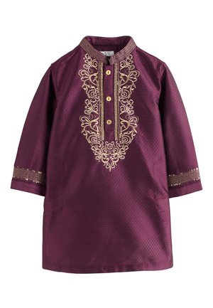 Langemouwen paarse traditionele tuniek met gouden bloemrijke borduursel, drie knopen aan de voorkant en versierde manchetten op een witte achtergrond.