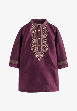 Langemouwen paarse traditionele tuniek met gouden bloemrijke borduursel, drie knopen aan de voorkant en versierde manchetten op een witte achtergrond.