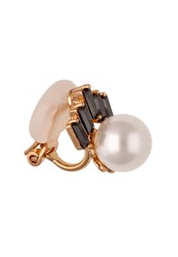 Gouden klipoorbel met een grote witte parel en drie verticale zwarte rechthoekige stenen op een witte achtergrond.