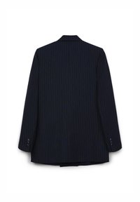 Blazer a righe navy realizzato in tessuto dalla consistenza liscia. Presenta un revers classico e polsini con tre bottoni sulle maniche.