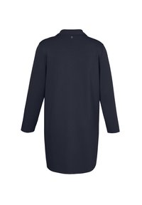 Donkerblauw overhemd met lange mouwen en kraag, van achteren weergegeven op een witte achtergrond.