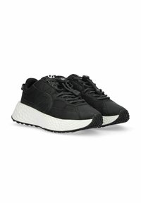 Baskets de sport noires avec une tige texturée, un col rembourré et des lacets élastiques. Elles comportent une épaisse semelle intermédiaire blanche et une semelle extérieure en caoutchouc noir.