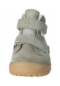 Bottines en suède gris avec velcro, couture simple et semelle en caoutchouc beige. Présente une pointe arrondie et une doublure en textile.