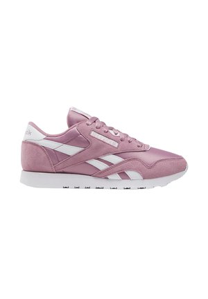Zapatilla Reebok rosa y blanca con parte superior de ante y malla, cierre con cordones y suela de goma blanca texturizada.