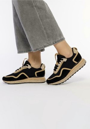 Schwarze und beige Sneakers mit einem Obermaterial aus Mesh, Wildleder-Overlays, strukturierten Sohlen und gewebten Details um die Zwischensohle. Lässiges, sportliches Design.