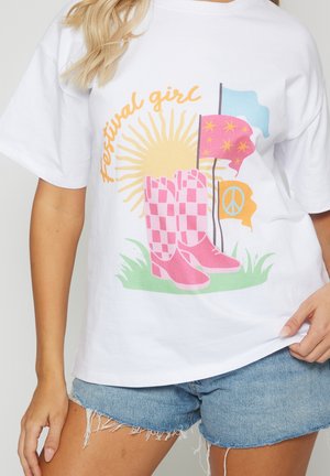 Weißes T-Shirt mit buntem Grafikdesign: rosa karierte Stiefel, Sonne und Fahnen. Einfaches Design, kurze Ärmel, lockere Passform.