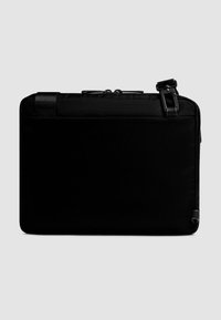 Schwarzfarbiges Laptopetui aus einem glatten Stoff mit rechteckiger Form, einem oberen Reißverschlussverschluss und einem kleinen seitlichen Griff für einfaches Tragen.