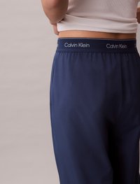 Calvin Kleini tumesinine joggingupüksid on äärmiselt pehmed, neil on elastne vöökoht logodetailiga ning need istuvad vabalt.