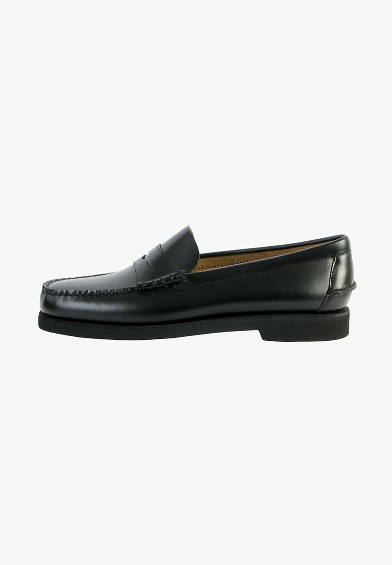 Mocassins en cuir noir avec une finition lisse, un piquage autour des orteils et une semelle en caoutchouc. Design classique avec un profil bas.