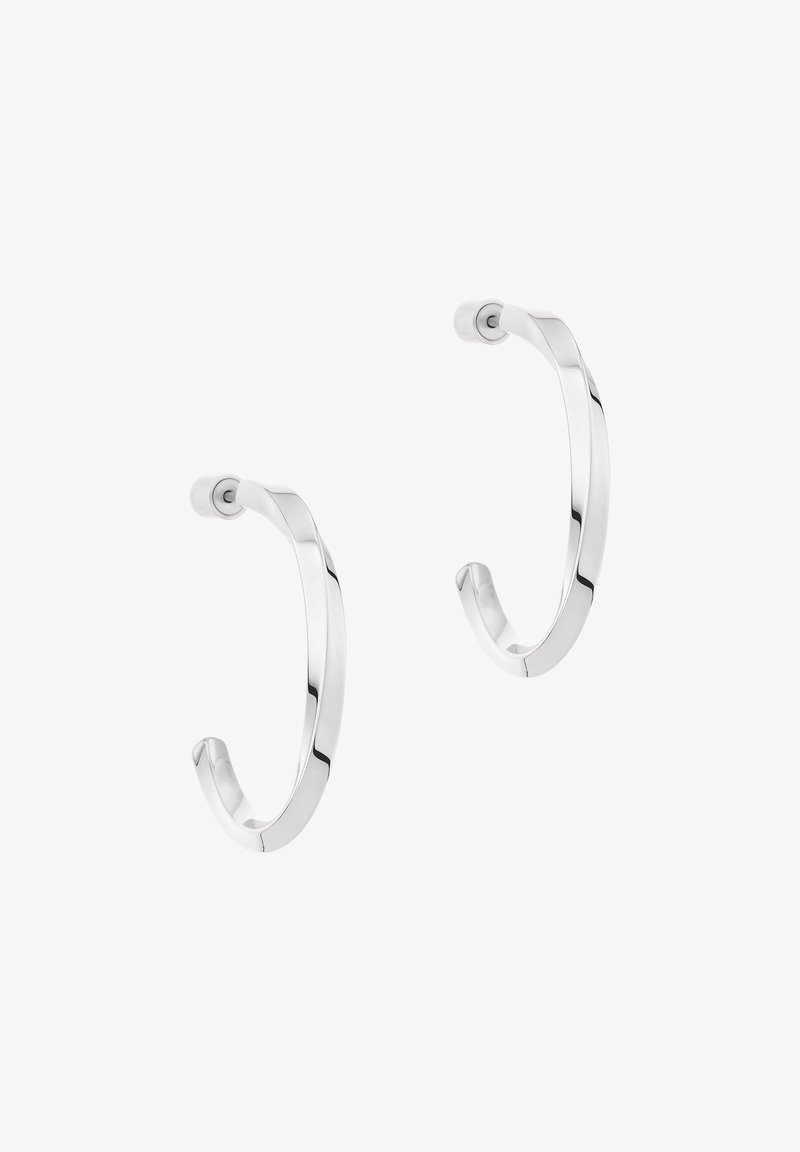 Boucles d'oreilles en argent en forme d'anneau avec une finition lisse et polie ; forme ronde avec un design en torsion subtil et petite fermeture à clou.