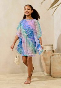 Leichtes, mehrfarbiges Leopardenmuster-Kleid mit fließenden Ärmeln, rüschengesäumtem Saum und Pastellnuancen in Blau, Grün und Pink. Passende gewebte Tasche.