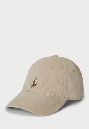 Beige pamut baseball sapka, strukturált csúccsal, barna hímzett lólogóval és piros-fehér csíkokkal a lovas sapkáján.