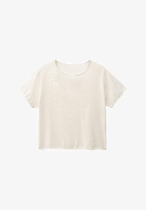 Kratke rokave, okroglo izrezan smetana top z teksturirano tkanino, ki vsebuje diskretne bleščice za dodatno podrobnost.