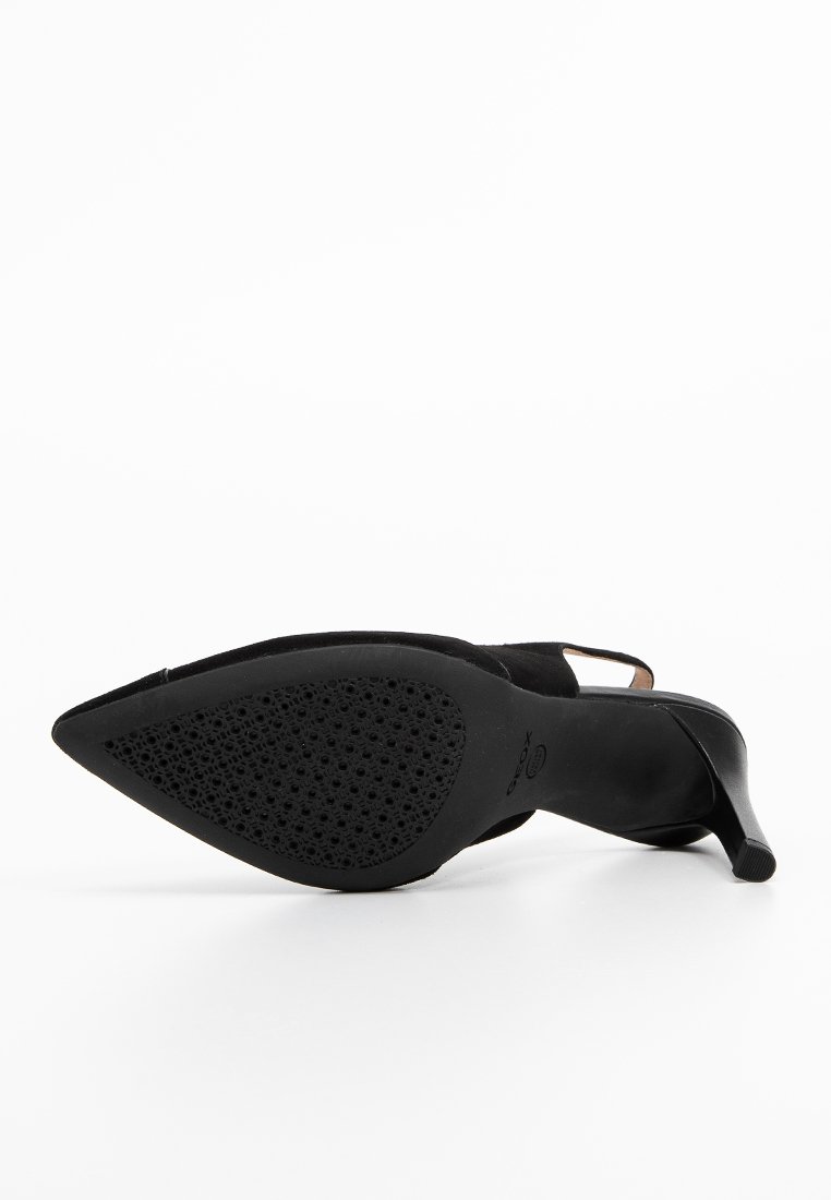 Schwarzer spitzer High-Heel-Schuh mit einer strukturierten Gummisohle. Das Obermaterial weist ein glattes Stoffdesign und einen Slingback-Riemen auf.