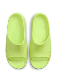 Ζευγάρι από slides σανδάλια σε νέον πράσινο χρώμα με ανοικτές μύτες και μικρό λογότυπο Nike σε κάθε πλευρά, εμφανιζόμενα από πάνω σε λευκό φόντο.