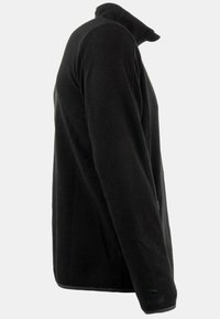 Giacca in pile nera con colletto alto, maniche lunghe e tasca con zip; presenta una texture liscia e un logo ricamato sulla manica.