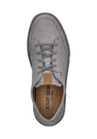 Šedé kožené tenisky s kulatou špičkou, šněrovacím designem, béžovým akcentem na tabulce, perforovanými detaily a strukturovanou podrážkou. Název značky viditelný uvnitř.