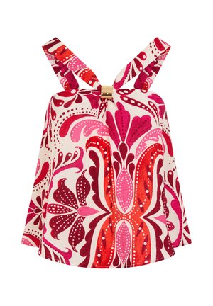 Top con estampado floral en blanco, rojo y rosa, con tirantes anchos y detalle de broche dorado en la parte delantera. Tela ligera con textura suave.