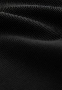 Material negru cu textură răsucită, prezentând valuri și pliuri line. Suprafața pare netedă și închisă la culoare, evidențiind profunzimea și un luciu subtil.