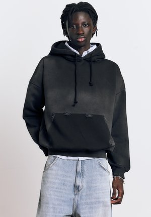 WITH A WASHED SPRAY EFFECT FINISH - Hættetrøje - black