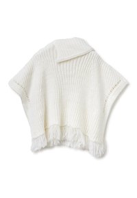 Poncho blanco de punto con una textura suave, que presenta un cuello, lados abiertos y un largo fleco en el borde inferior.
