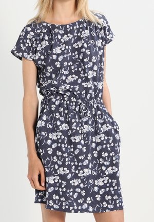 Blaues Kleid mit Blumenmuster aus leichtem Stoff. Hat kurze Ärmel, einen Kordelzug in der Taille und Taschen.