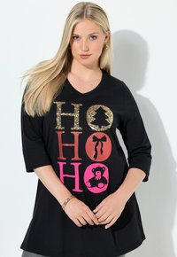 Svart V-ringad T-shirt med flerfärgad glittergrafik som stavat "HO HO HO" med en nallebjörn och festliga ikoner. Kortärmad.