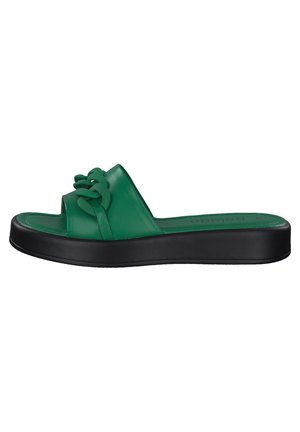 Grøn sandal med tyk sort sål og stort kædedetalje tværs over den øverste rem, åben tå-design.