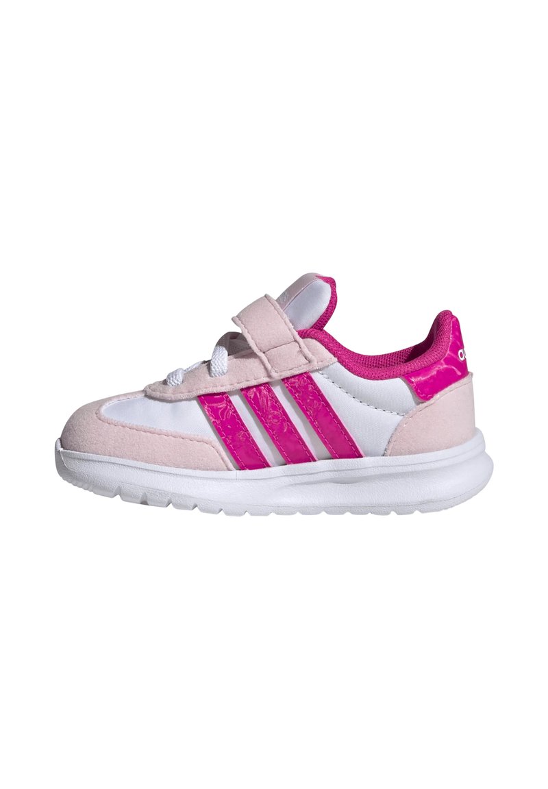 Zapatilla atlética rosa y blanca con parte superior de ante, tres franjas rosas, correa de Velcro y suela de goma blanca. Punta redondeada y acentos texturizados.