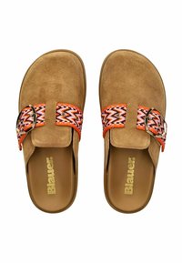 Bruine suède instapsandalen met oranje zigzagpatronen en zilveren gespen, met het merk "Blauer" binnenin het voetbed.