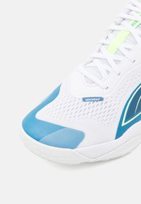 Adidași sport albi cu un superior din plasă respirabilă, accente albastre și un mic eticheta "VENTMESH+" pe lateral. Talpă din cauciuc neted.