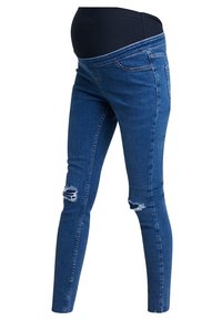 Blauwe zwangerschapsjeans met een rekbare zwarte tailleband en versleten kniebreekstukken, getoond op torso en benen tegen een witte achtergrond.