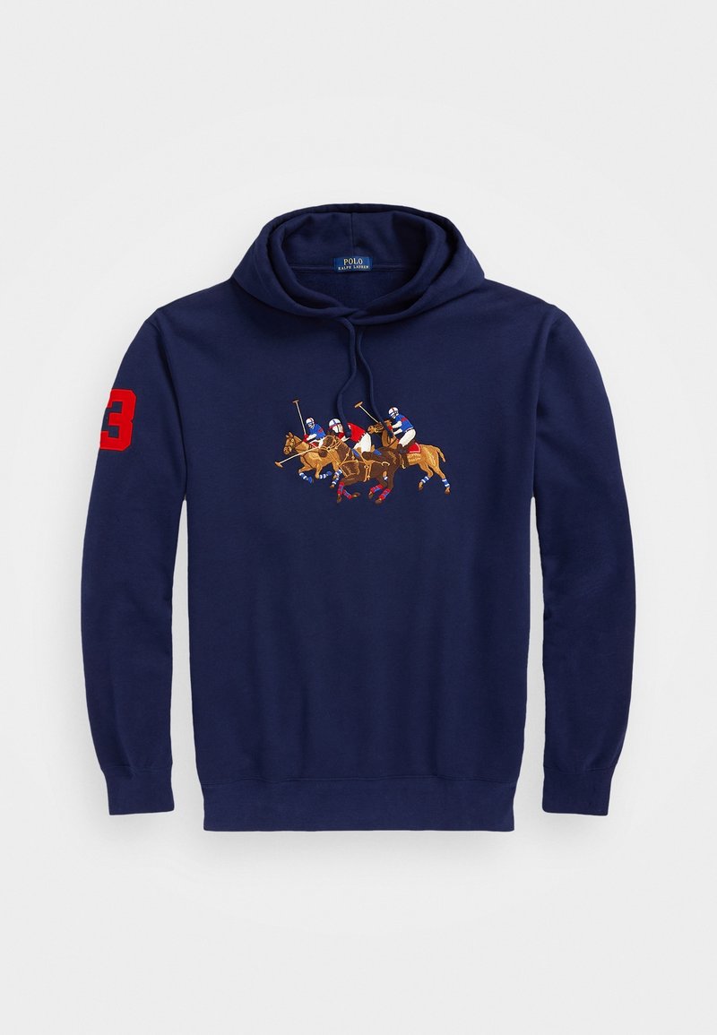 Námořnicky modrá mikina s kapucí a kangaroo kapsou, zdobená vyšívanou scénou zápasu v pólu a červeným číslem 3 na levém rukávu. Materiál z bavlněné směsi.