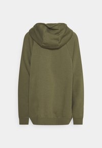 Oljenådefarget hettegenser laget av en bomullsblanding, har en myk tekstur, stor hette, raglanermer og en kant med sidesliss for komfort.