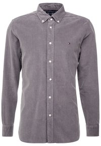 Camisa de botonadura gris de pana con cuello, que presenta botones blancos y un pequeño logotipo en el pecho.  Mangas largas con puños de botón.