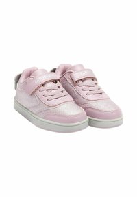 Sneaker rosa con una texture luccicante, tomaia sintetica, chiusura con lacci e velcro, collo imbottito e suola in gomma.