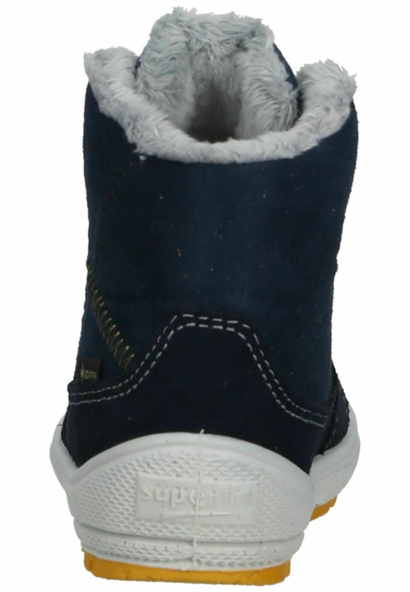 Blauer Wildleder-Hochschnitt-Sneaker mit grauem Futter, weißen Nähten und einer strukturierten Gummisohle. Verstärkung aus gelbem Gummi an der Unterseite.