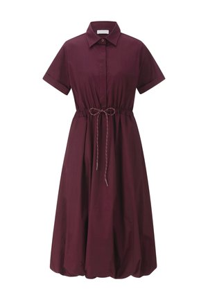 Robe chemise bordeaux avec manches courtes, col et taille ajustable avec cordon. Tissu lisse et jupe évasée. Design minimaliste.