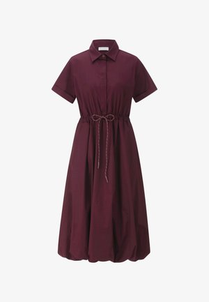Abito camicia bordeaux con maniche corte, colletto e vita regolabile con cordoncino. Tessuto morbido e gonna a campana. Design minimalista.
