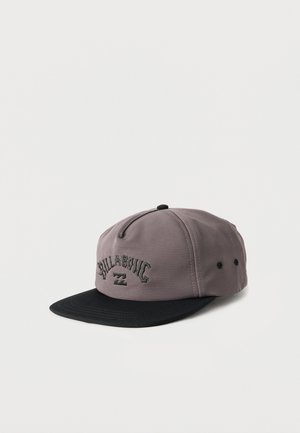 Gorra Billabong gris y negra con visera curva y logo bordado en la parte delantera, sobre un fondo blanco liso.