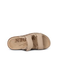 Beige slide sandal med två breda remmar, vadderad sula och texturerad sula. Ingen synlig hårdvara; slät ytdesign.