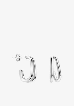 Paire de boucles d’oreilles créoles en argent poli avec un design moderne à double bande et fermoirs à tiges sur fond blanc.