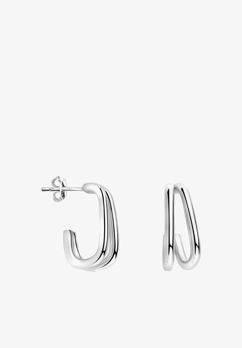 Paire de boucles d’oreilles créoles en argent poli avec un design moderne à double bande et fermoirs à tiges sur fond blanc.